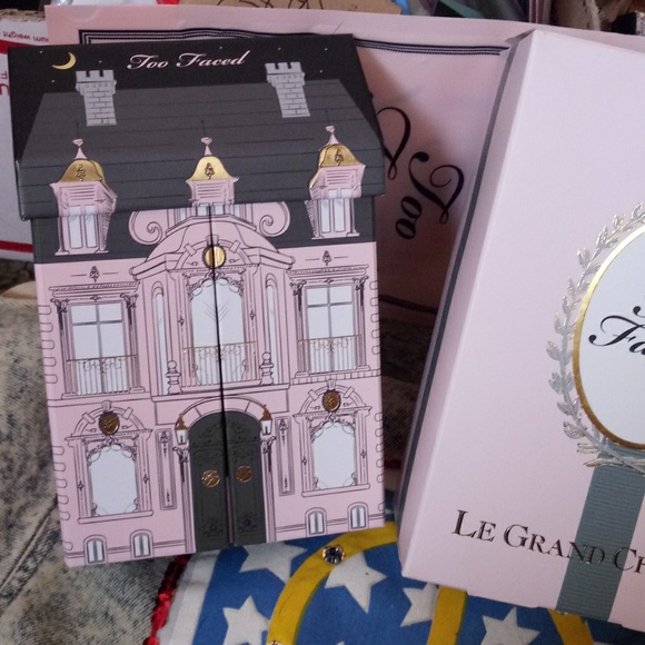 CLEARANCE TOO FACED LE GRAND CHATEAU MAKEUP - Picture 2 of 8